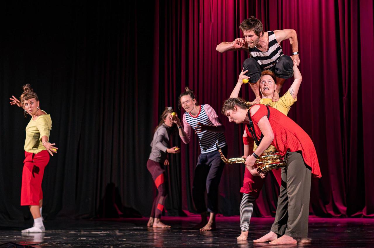 Cirkust-artister der øver sig